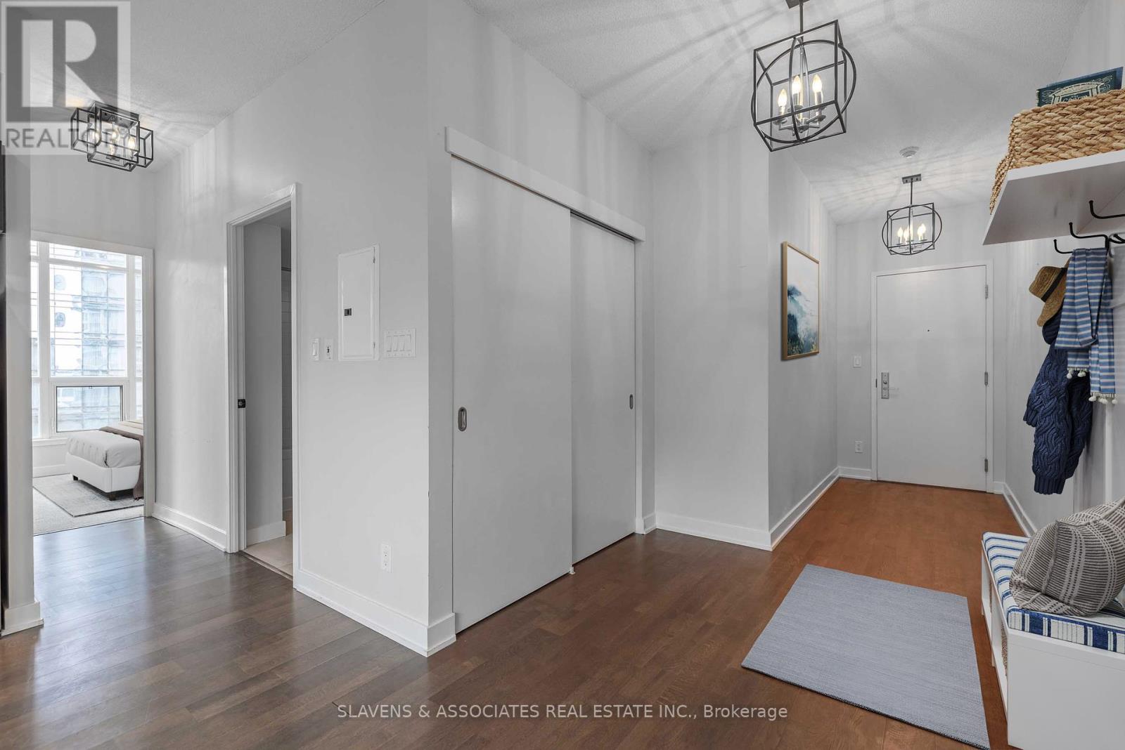 1407 - 126 Simcoe Street, Toronto, Ontario  M5H 4E6 - Photo 4 - C12212237