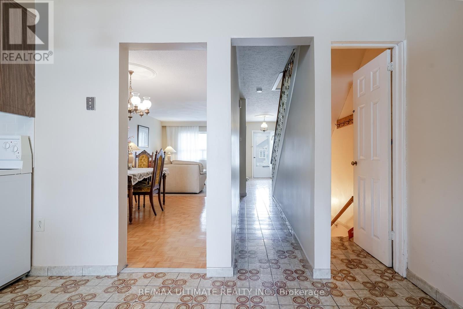 8 Doncaster Avenue, Toronto, Ontario  M4C 1Y5 - Photo 12 - E12212256
