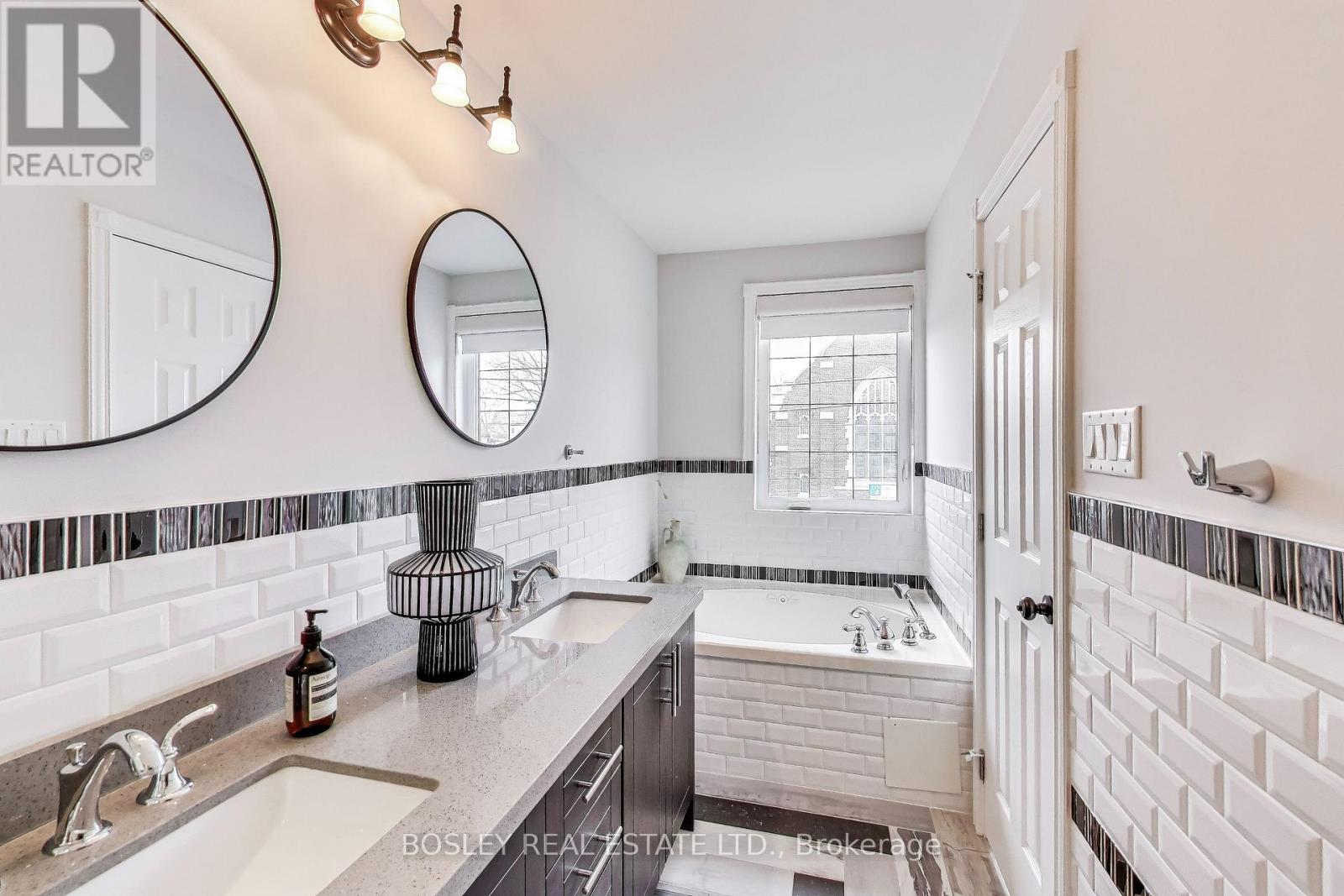 Upper - 1033 Woodbine Avenue, Toronto, Ontario  M4C 4C2 - Photo 14 - E12212271