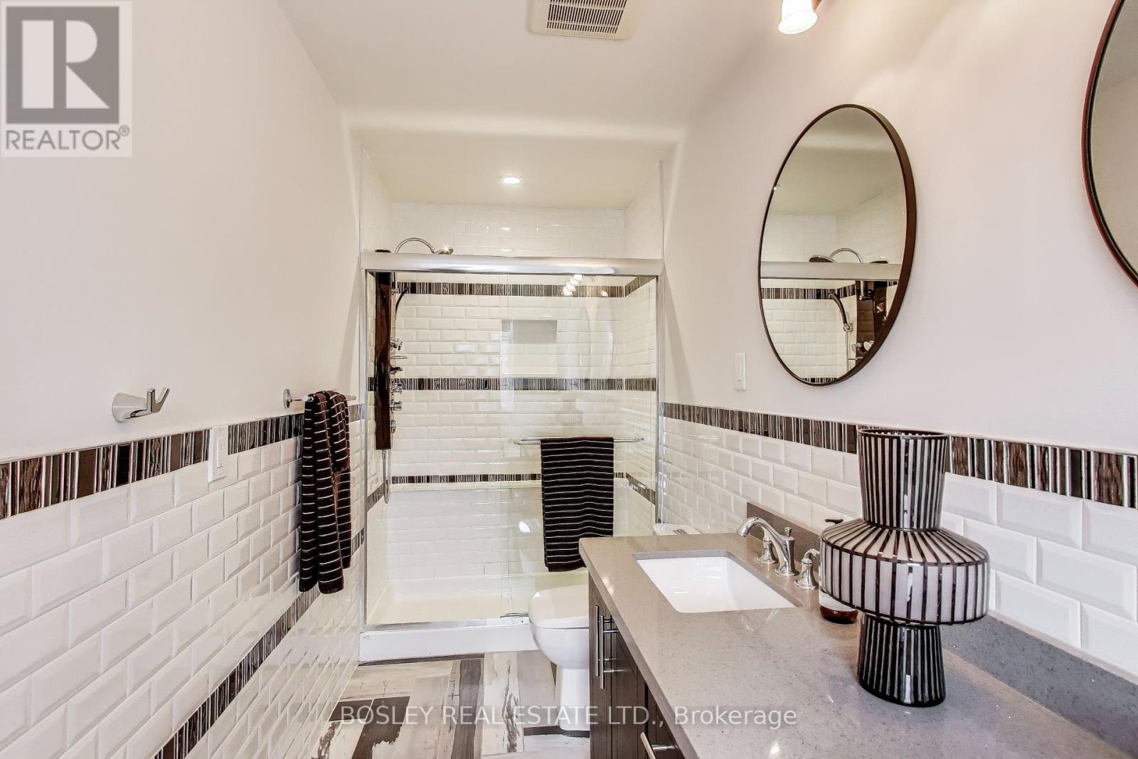 Upper - 1033 Woodbine Avenue, Toronto, Ontario  M4C 4C2 - Photo 15 - E12212271