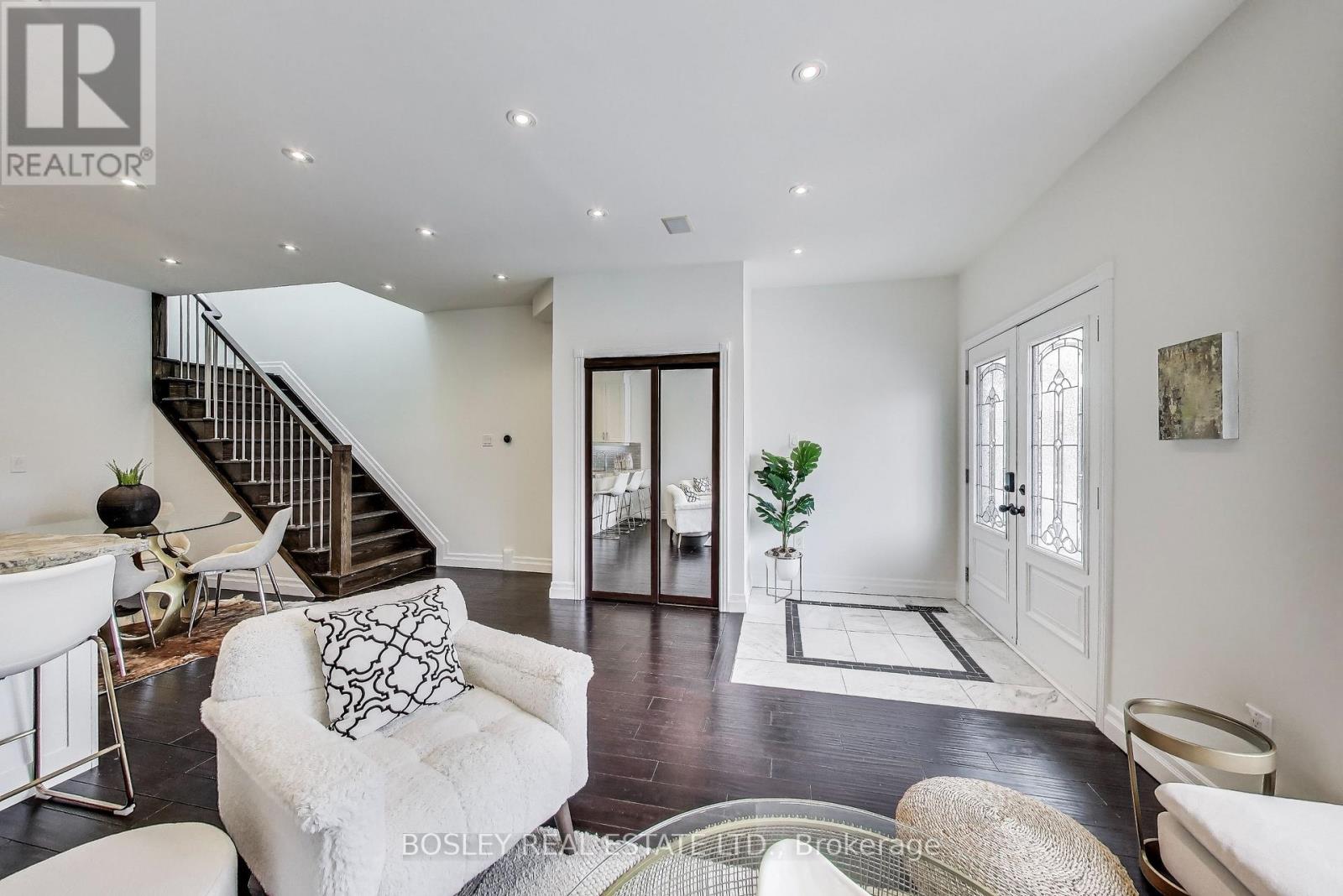 Upper - 1033 Woodbine Avenue, Toronto, Ontario  M4C 4C2 - Photo 4 - E12212271