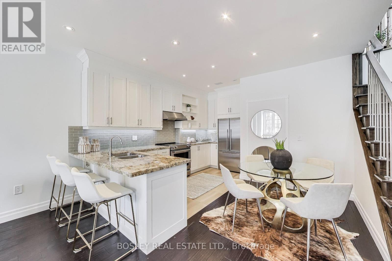 Upper - 1033 Woodbine Avenue, Toronto, Ontario  M4C 4C2 - Photo 5 - E12212271