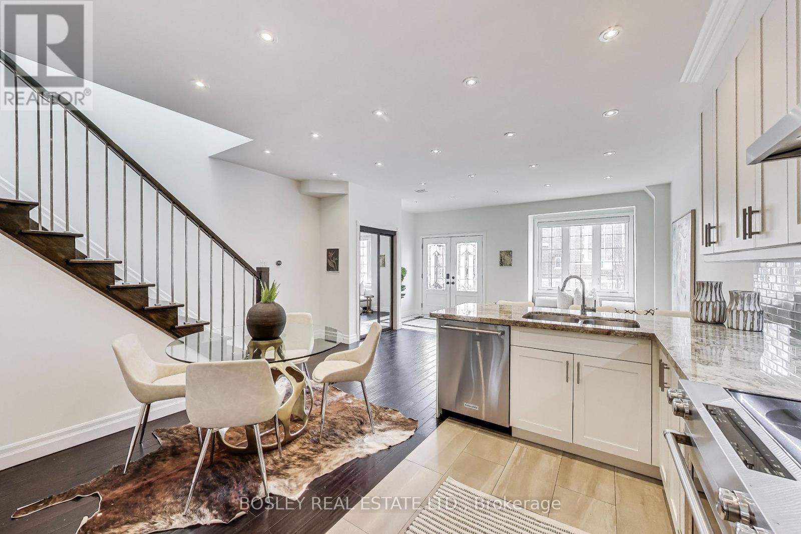 Upper - 1033 Woodbine Avenue, Toronto, Ontario  M4C 4C2 - Photo 7 - E12212271