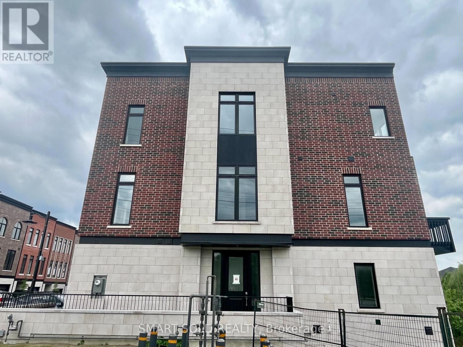 2 CHESTNUT COURT, Aurora, Ontario