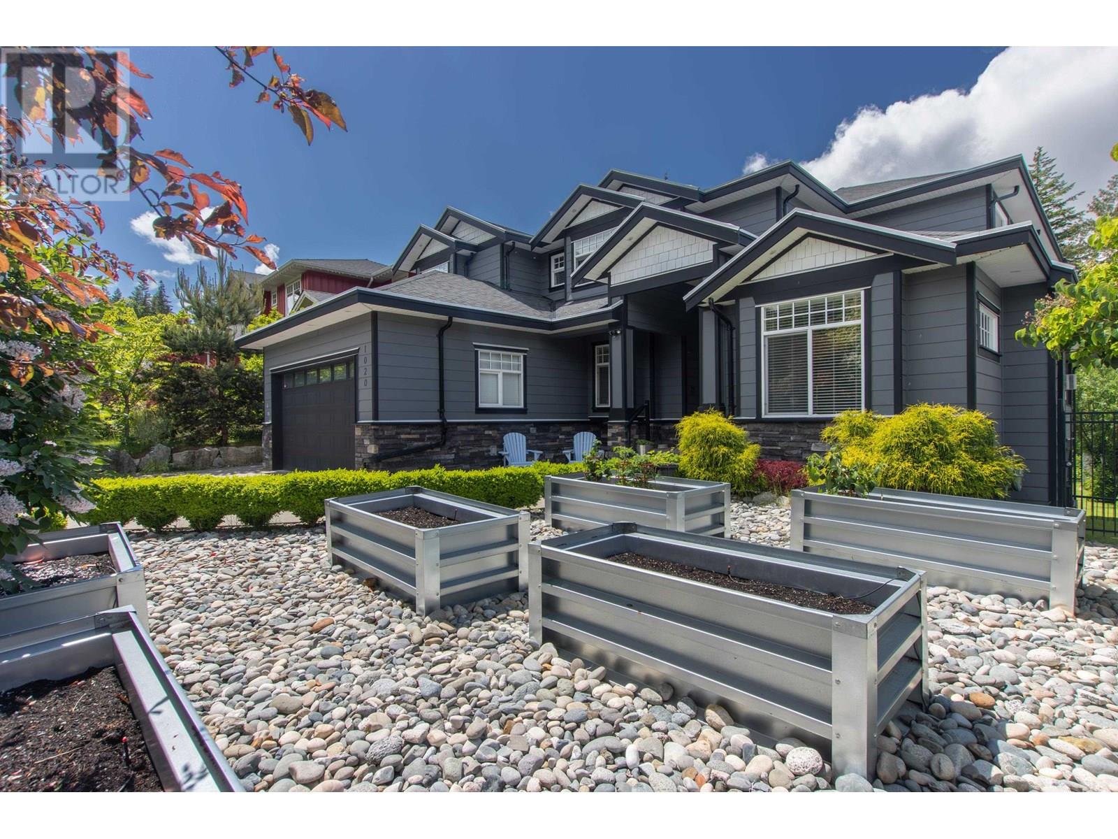 1020 Jay Crescent, Squamish, British Columbia  V8B 0P2 - Photo 2 - R3009930