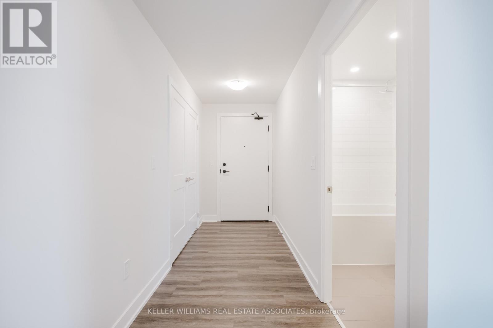 3211 - 430 Square One Drive, Mississauga, Ontario  L5B 0L6 - Photo 6 - W12212204