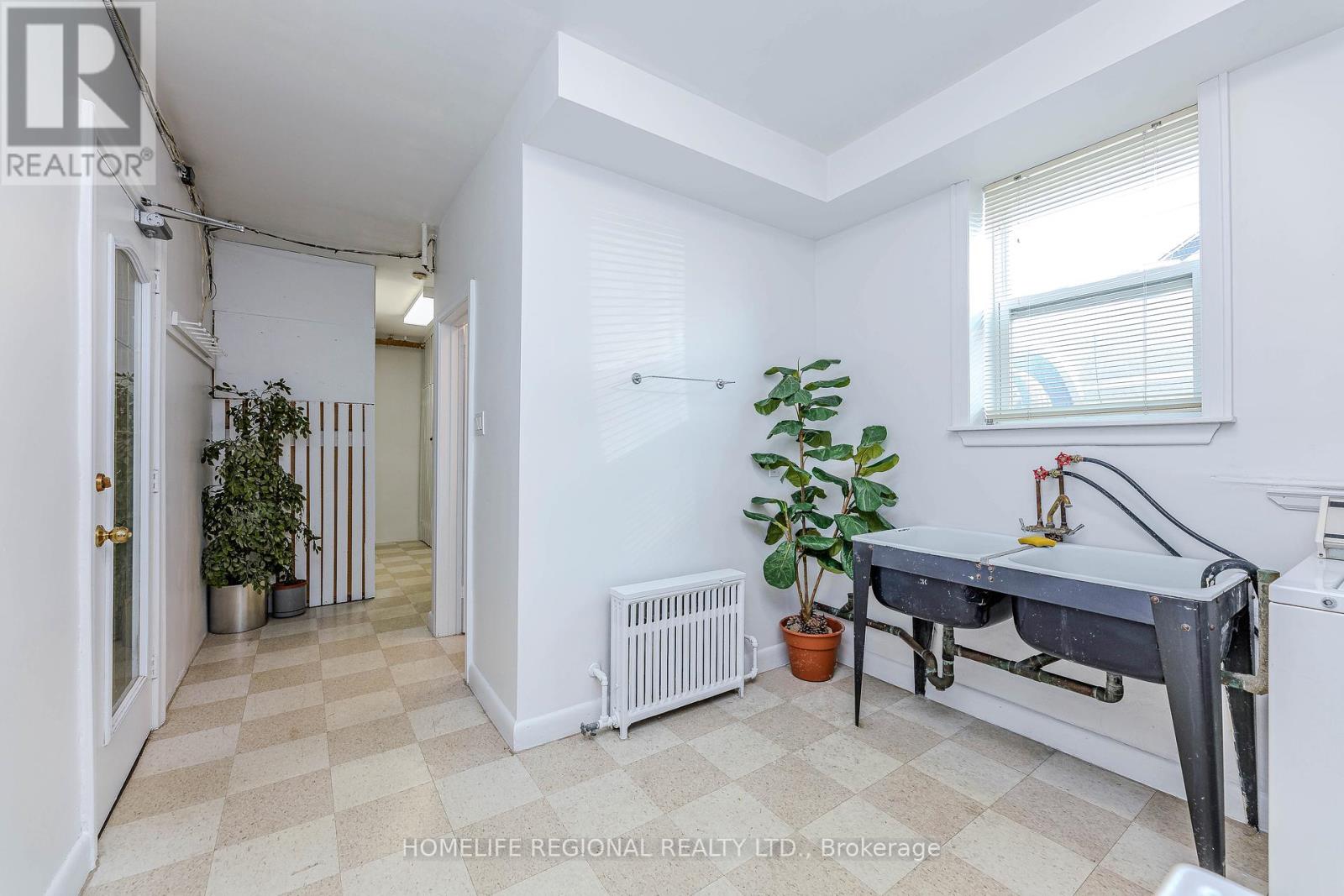 50 Cuffley Crescent N, Toronto (Downsview-Roding-Cfb), Ontario  M3K 1Y2 - Photo 32 - W12212320