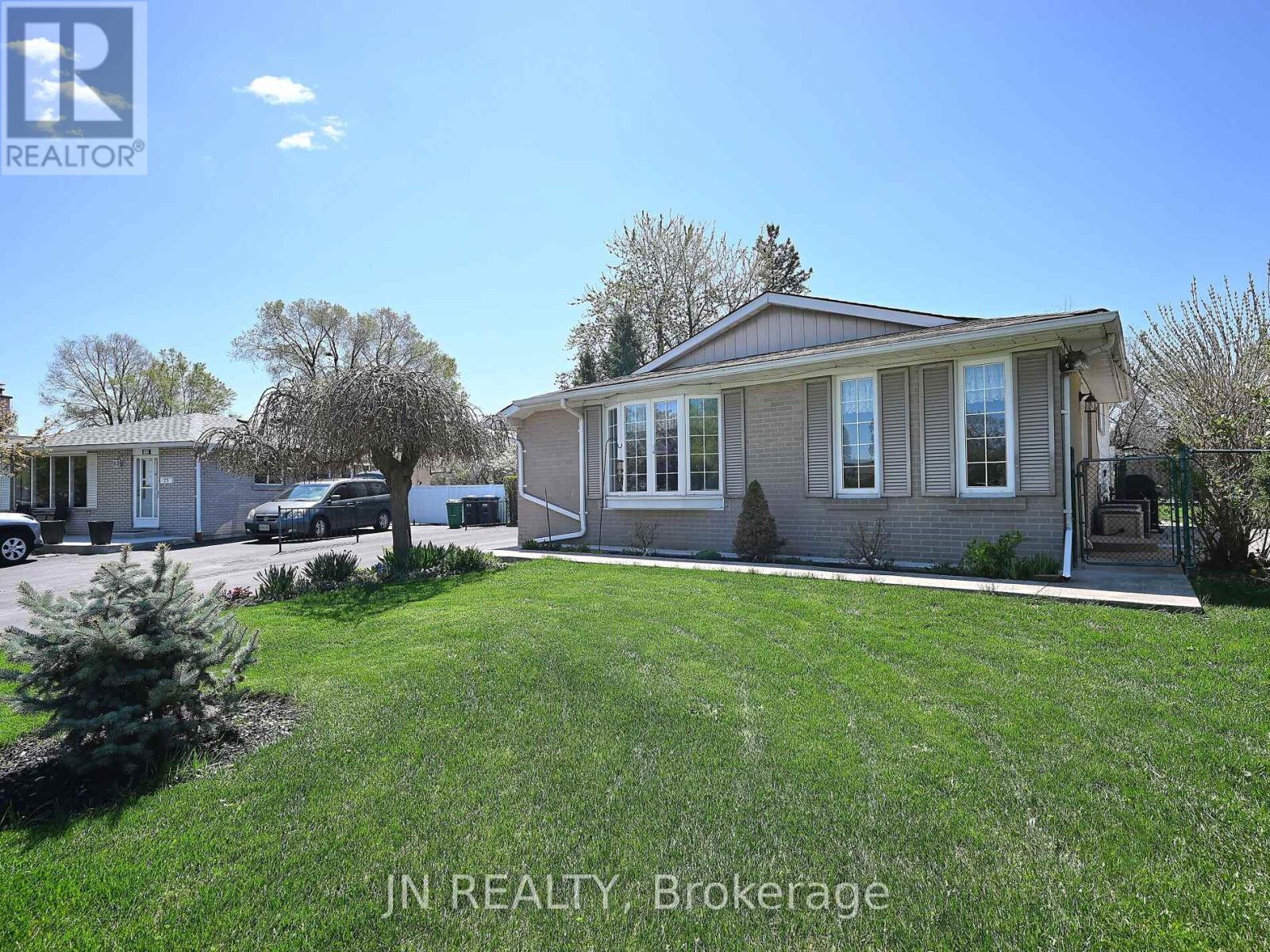 27 FINCHLEY CRESCENT, Brampton, Ontario