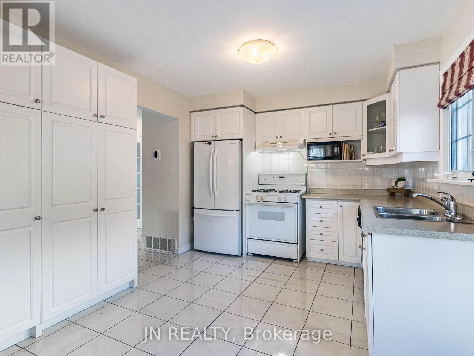 27 Finchley Crescent, Brampton (Southgate), Ontario  L6T 3P5 - Photo 11 - W12212325