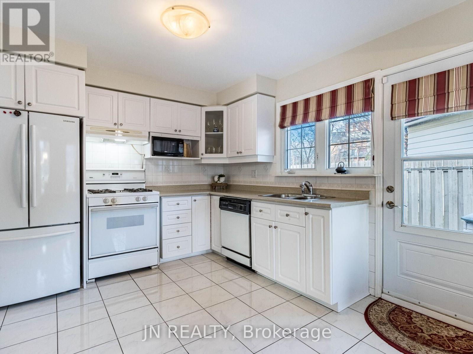 27 Finchley Crescent, Brampton (Southgate), Ontario  L6T 3P5 - Photo 12 - W12212325