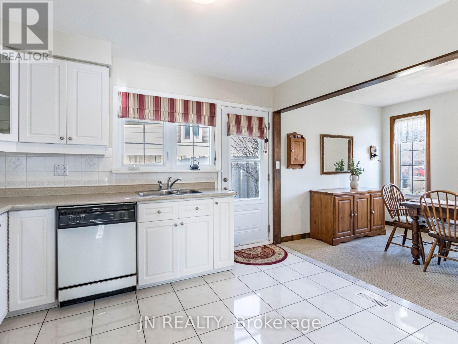 27 Finchley Crescent, Brampton (Southgate), Ontario  L6T 3P5 - Photo 13 - W12212325