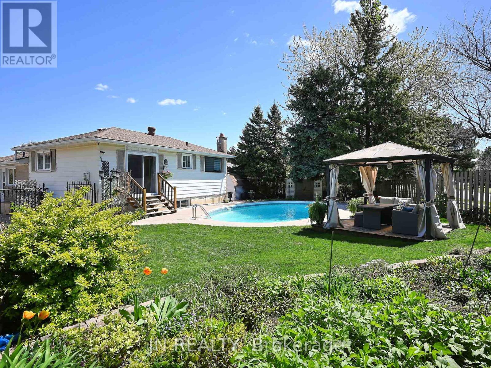 27 Finchley Crescent, Brampton (Southgate), Ontario  L6T 3P5 - Photo 2 - W12212325