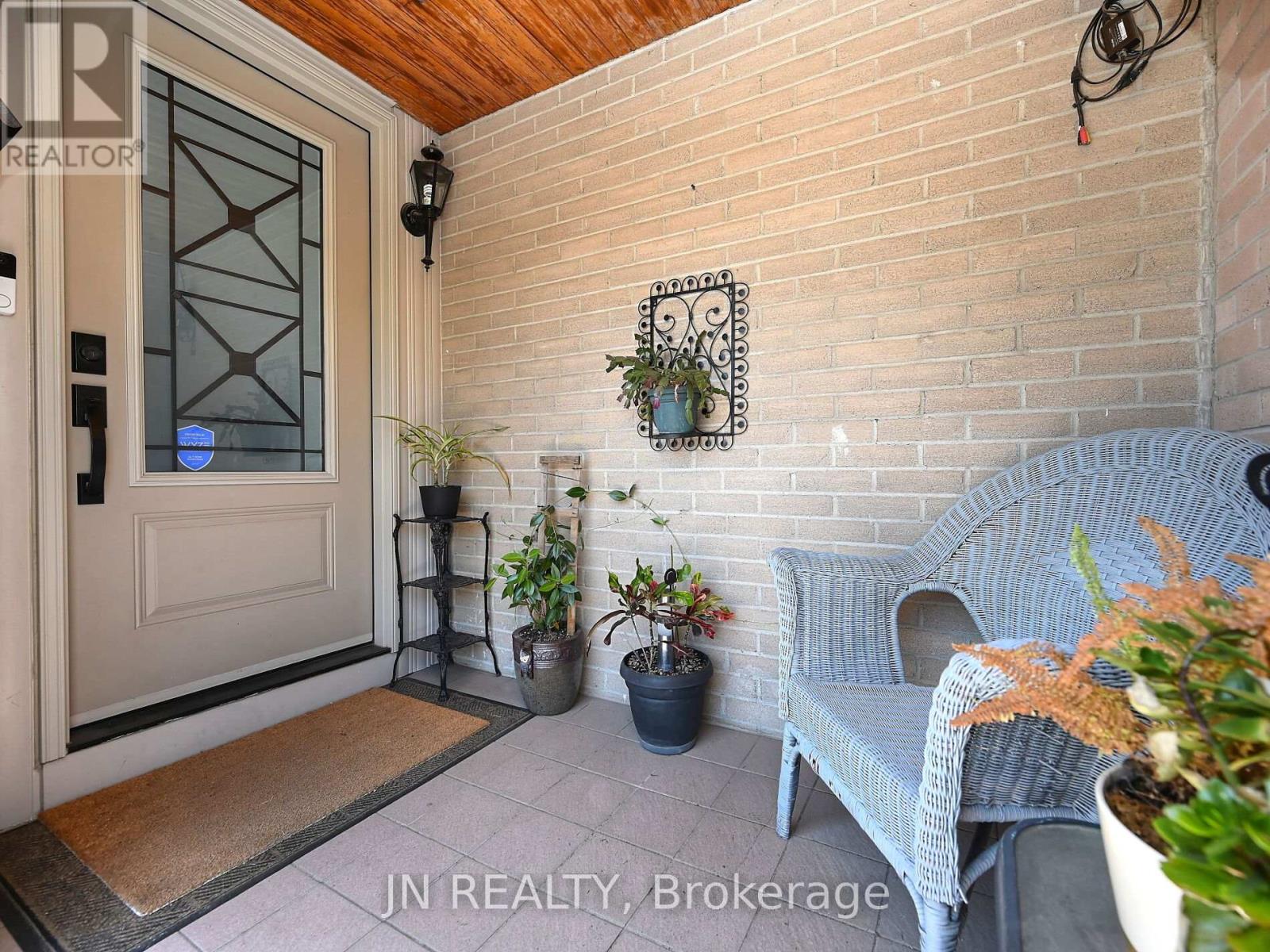 27 Finchley Crescent, Brampton (Southgate), Ontario  L6T 3P5 - Photo 4 - W12212325