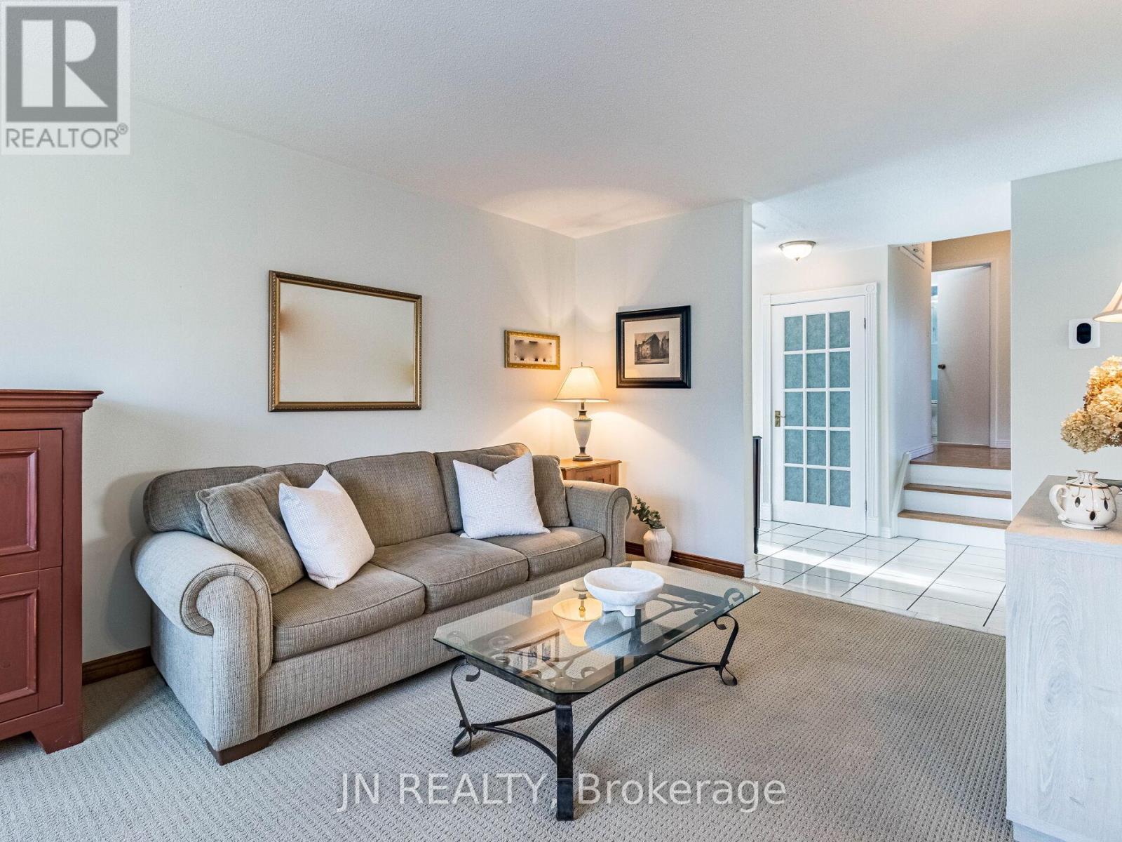27 Finchley Crescent, Brampton (Southgate), Ontario  L6T 3P5 - Photo 8 - W12212325