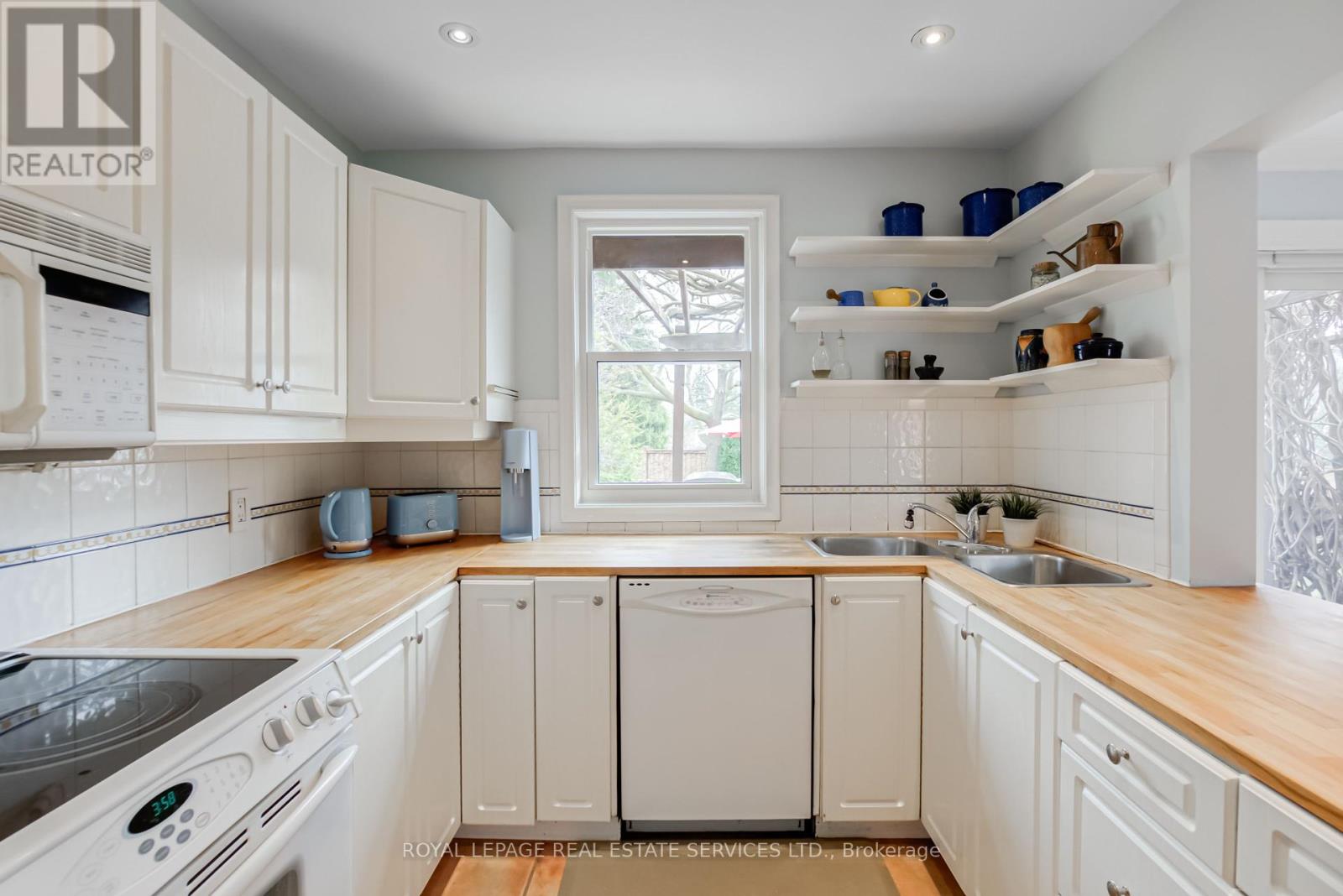 43 Bethnal Avenue, Toronto (Stonegate-Queensway), Ontario  M8Y 1Y8 - Photo 6 - W12212335