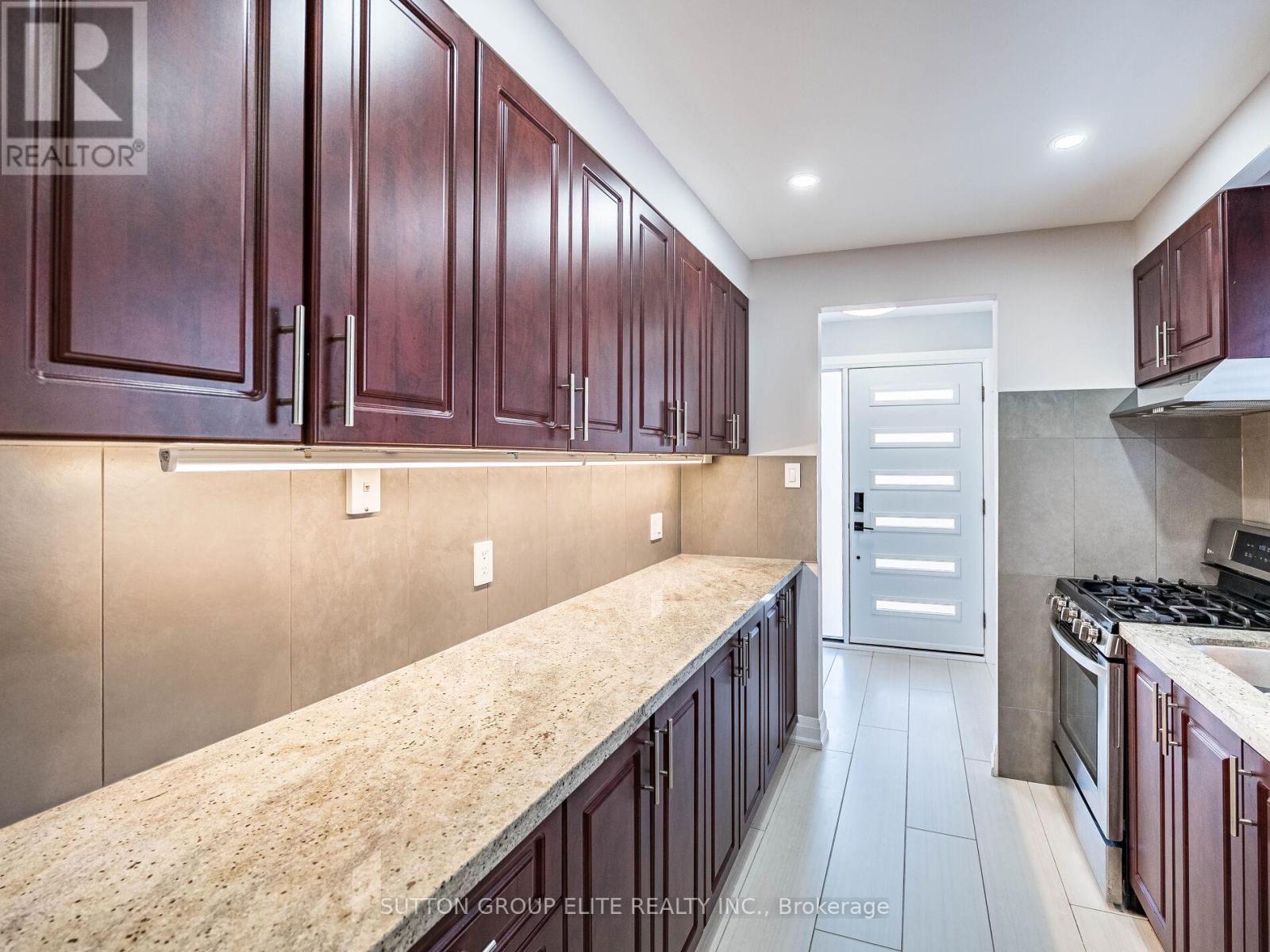 852 Consort Crescent, Mississauga, Ontario  L5C 1J9 - Photo 11 - W12212339