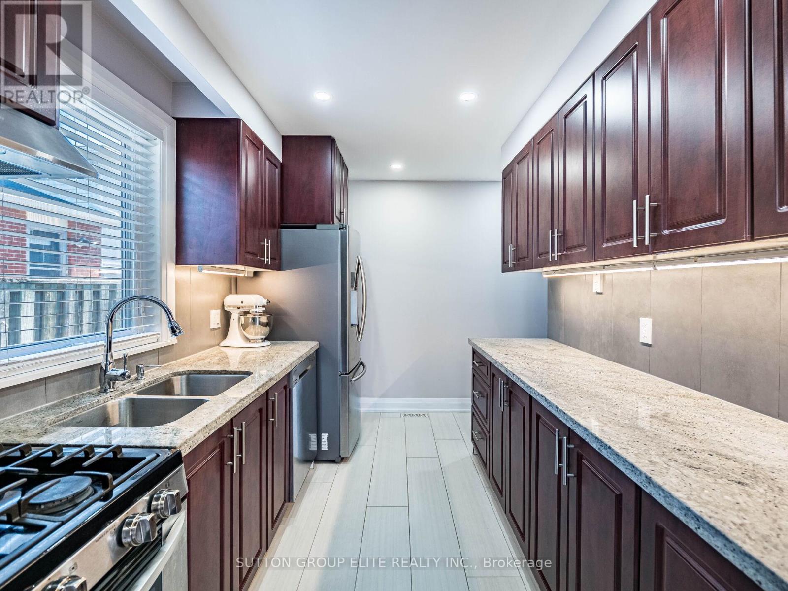 852 Consort Crescent, Mississauga, Ontario  L5C 1J9 - Photo 9 - W12212339