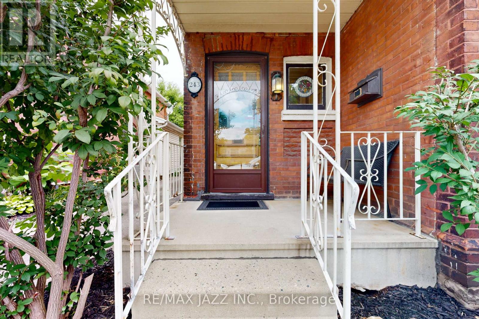 243 Brant Avenue, Brantford, Ontario  N3T 3J4 - Photo 2 - X12212676