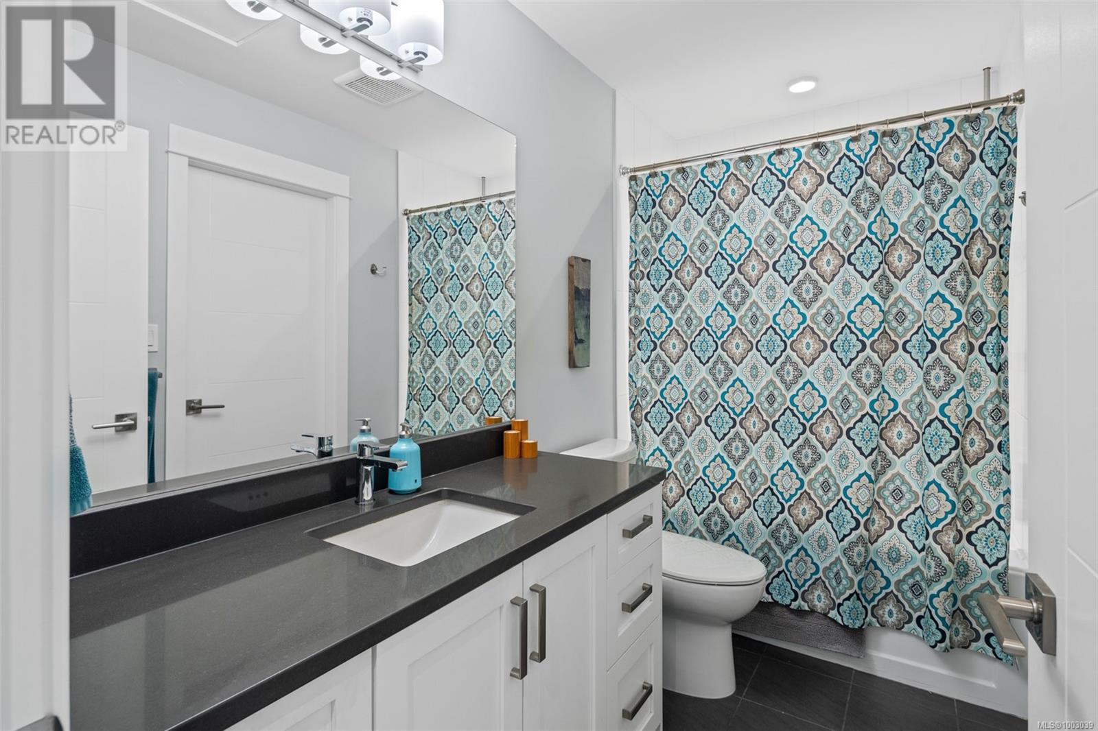 4 2923 Shelbourne St, Victoria, British Columbia  V8R 4M7 - Photo 16 - 1003039
