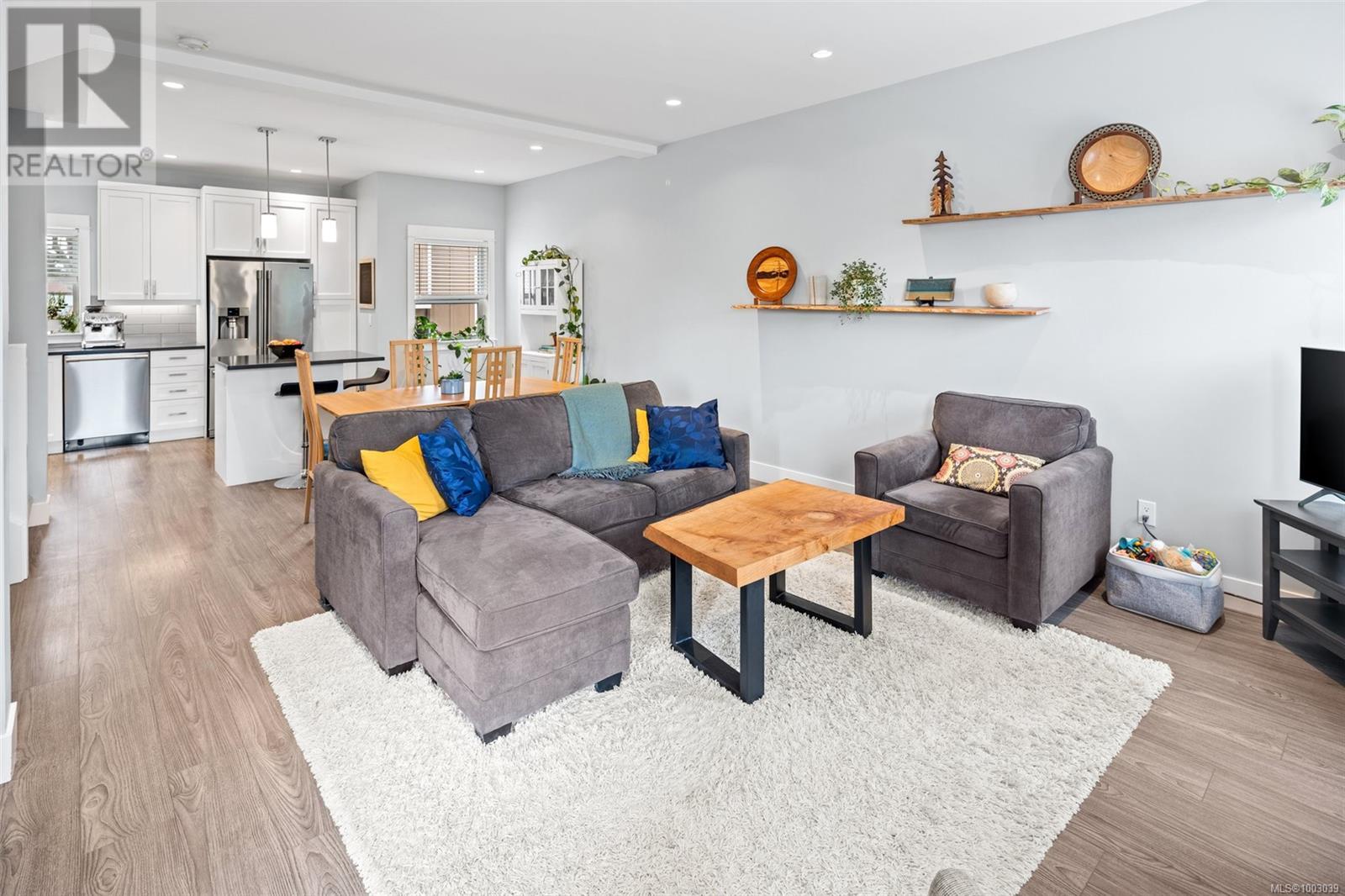4 2923 Shelbourne St, Victoria, British Columbia  V8R 4M7 - Photo 3 - 1003039