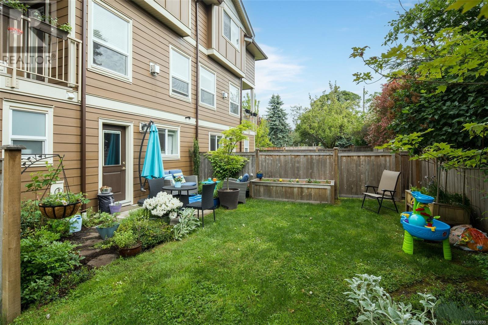 4 2923 Shelbourne St, Victoria, British Columbia  V8R 4M7 - Photo 35 - 1003039