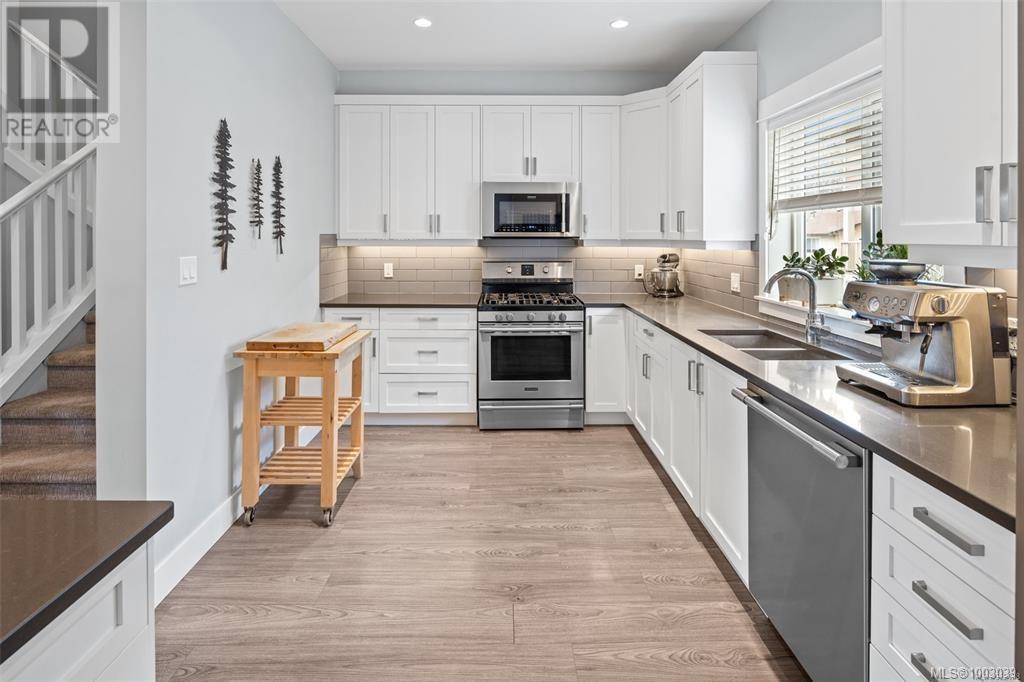 4 2923 Shelbourne St, Victoria, British Columbia  V8R 4M7 - Photo 6 - 1003039