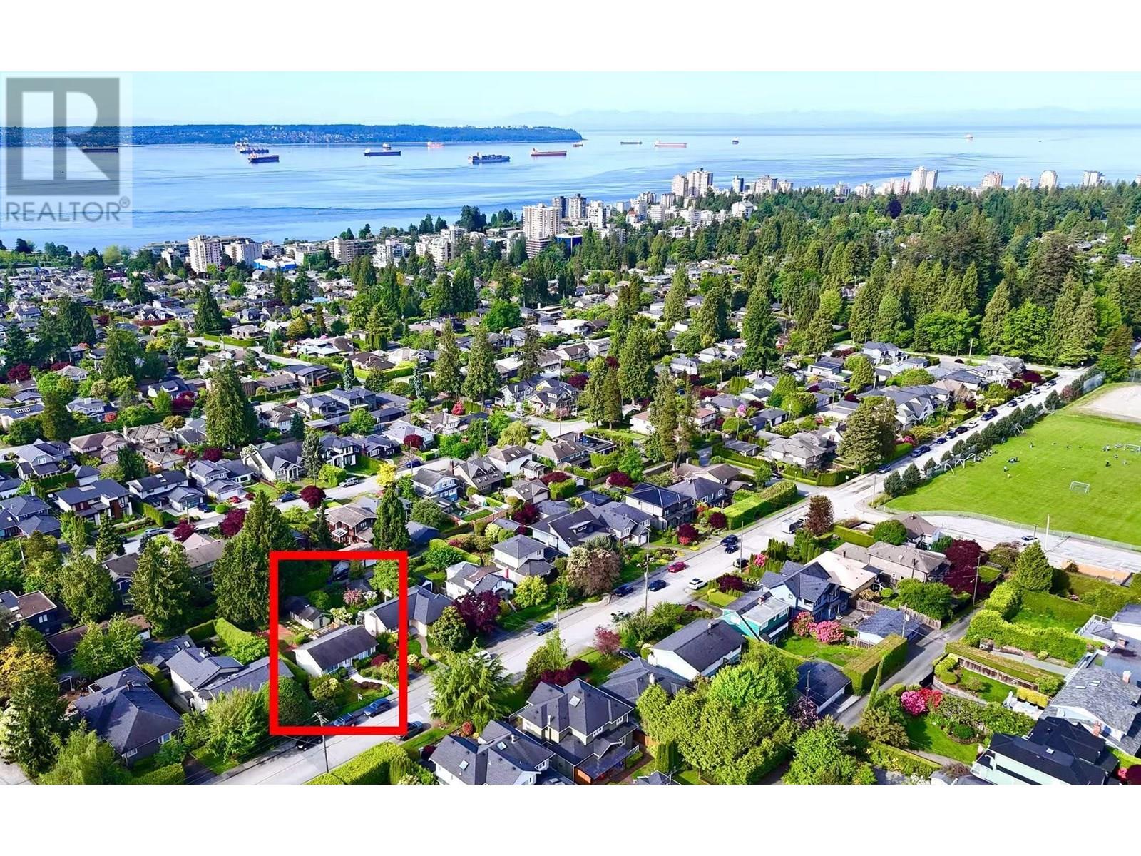 1126 Kings Avenue, West Vancouver, British Columbia  V7T 2C3 - Photo 1 - R3013865
