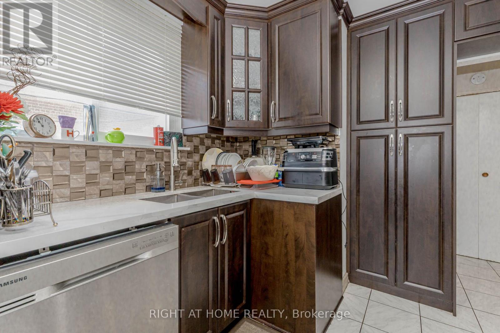 132 Laurel Avenue, Toronto (Kennedy Park), Ontario  M1K 3J9 - Photo 15 - E12212560