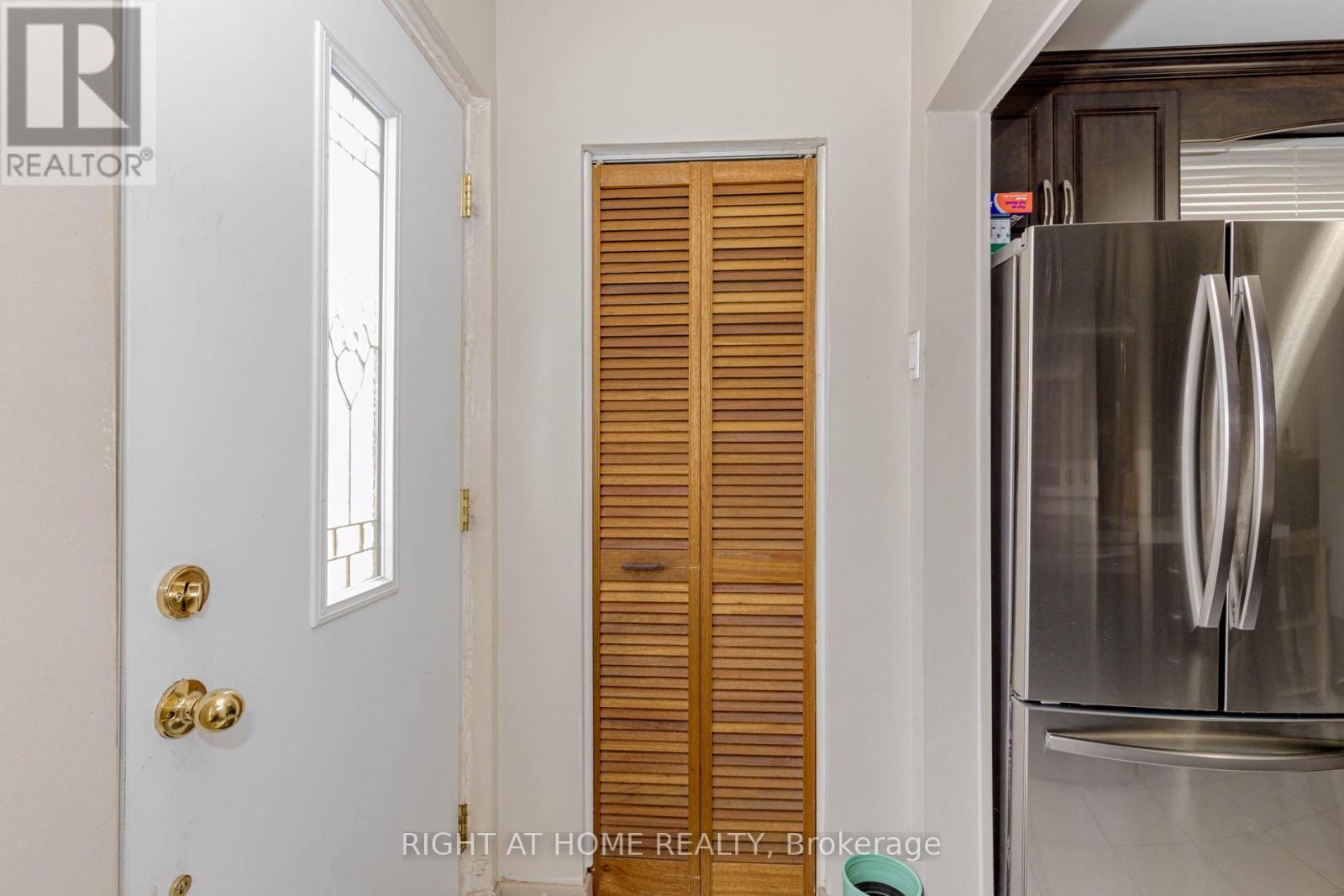 132 Laurel Avenue, Toronto (Kennedy Park), Ontario  M1K 3J9 - Photo 5 - E12212560