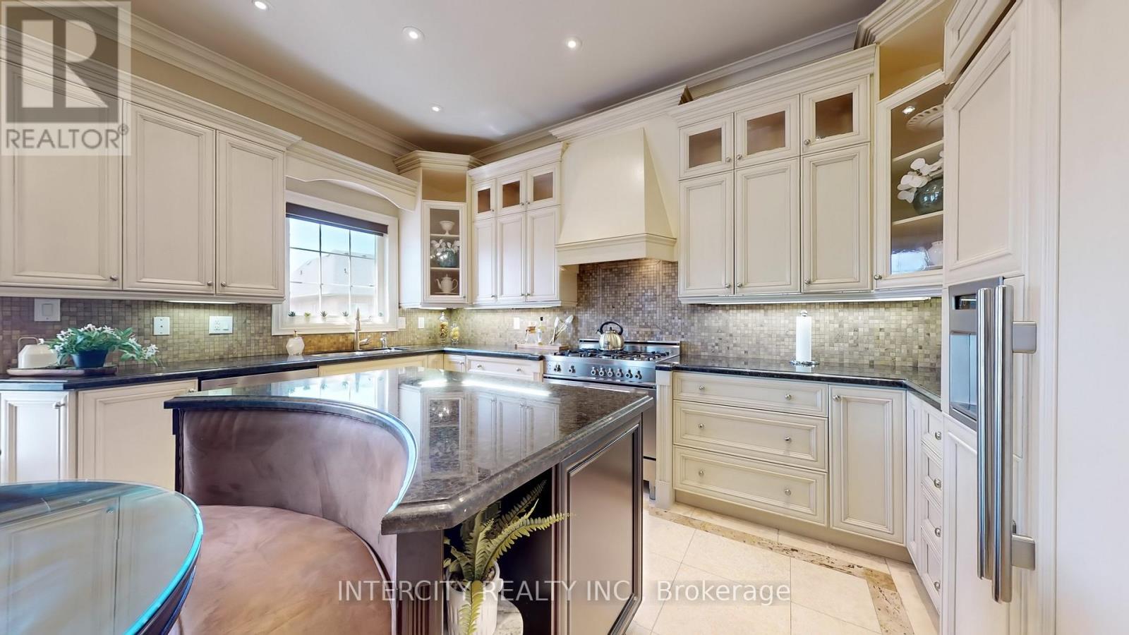 32 Allison Ann Way, Vaughan (Patterson), Ontario  L6A 0J4 - Photo 10 - N12212396