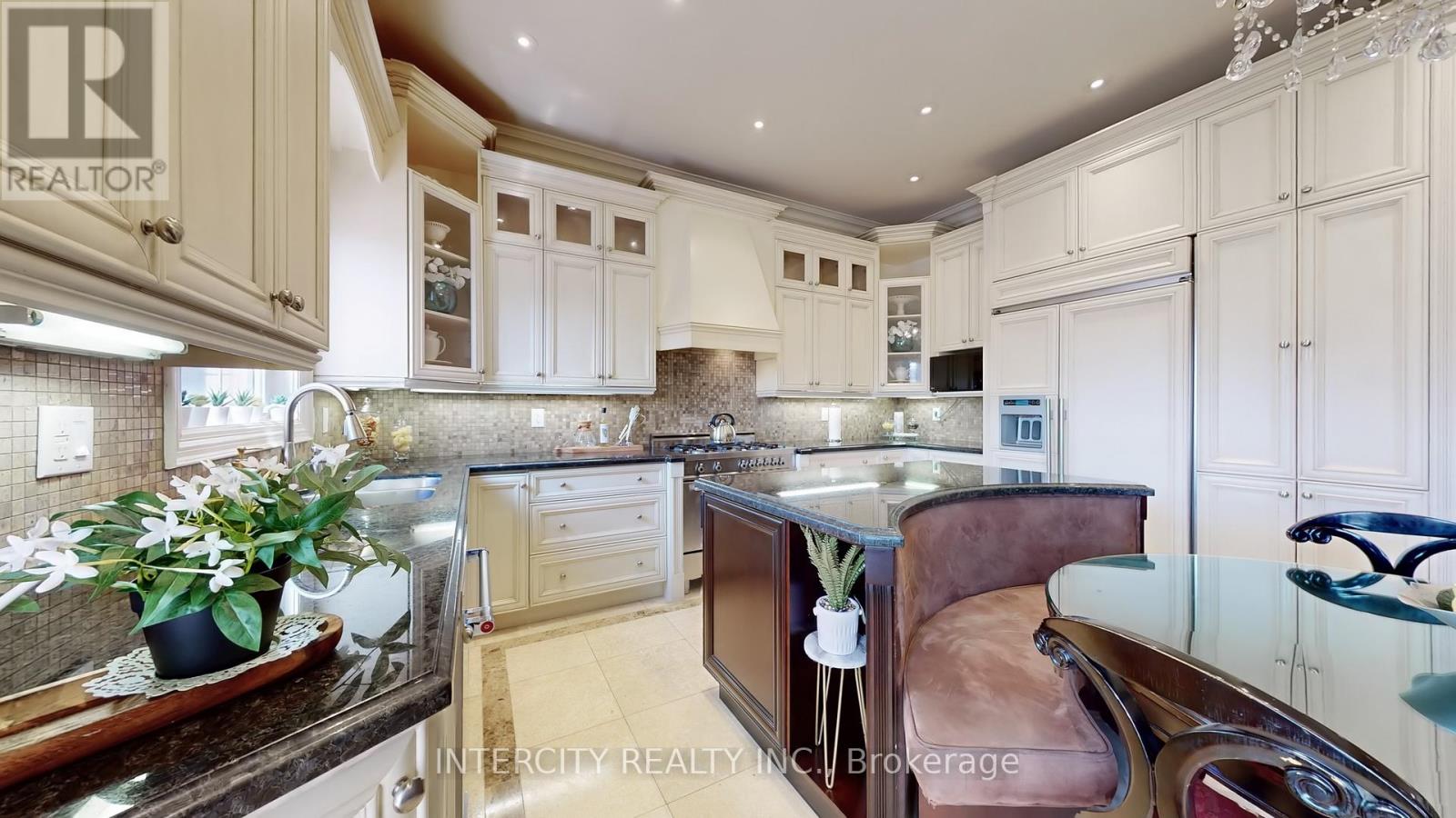 32 Allison Ann Way, Vaughan (Patterson), Ontario  L6A 0J4 - Photo 11 - N12212396