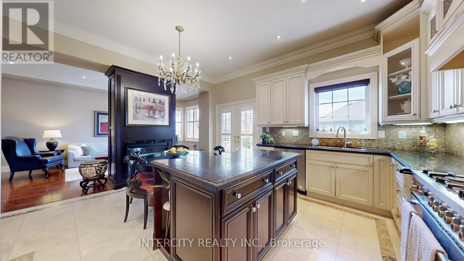 32 Allison Ann Way, Vaughan (Patterson), Ontario  L6A 0J4 - Photo 12 - N12212396