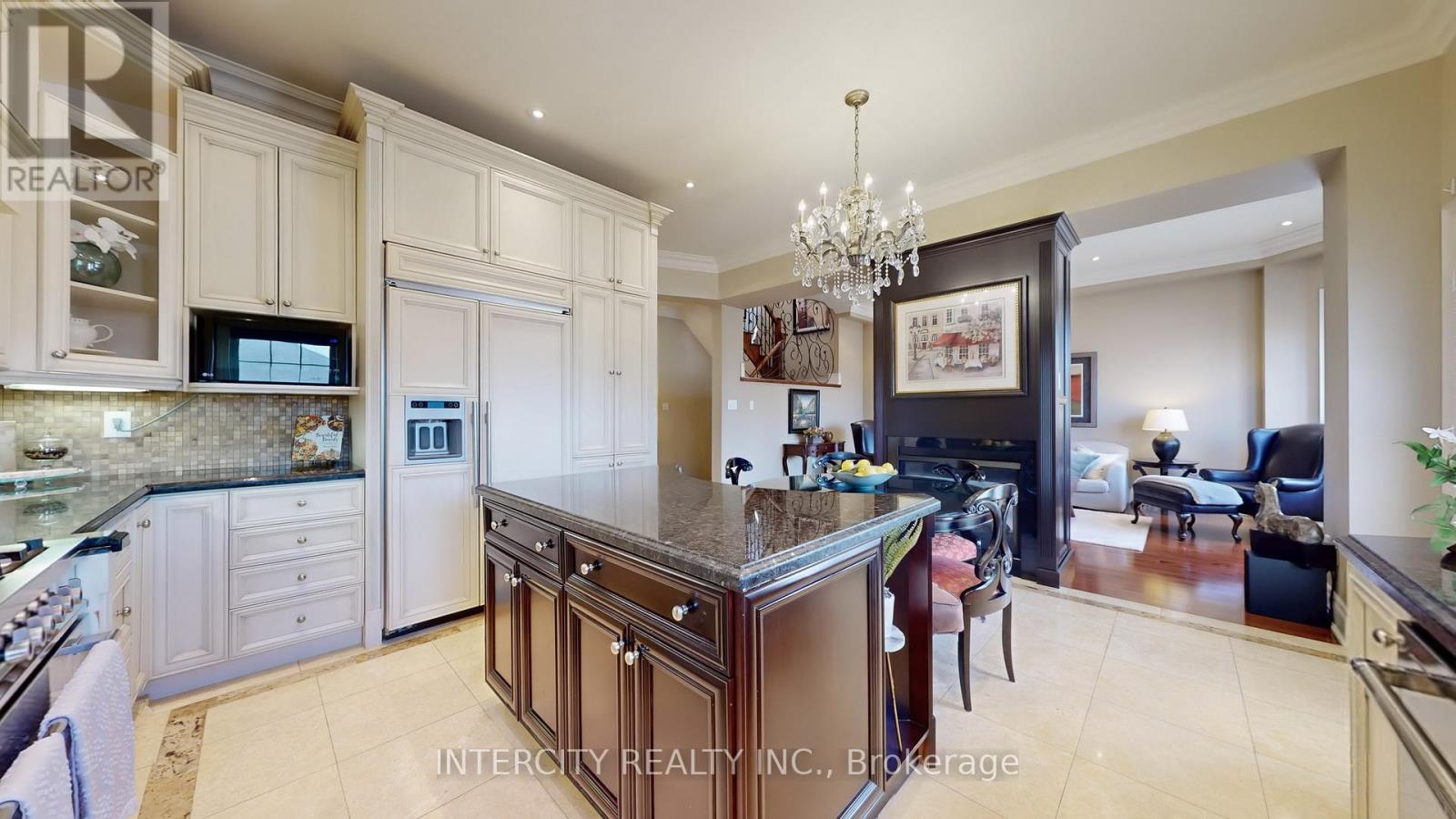 32 Allison Ann Way, Vaughan (Patterson), Ontario  L6A 0J4 - Photo 13 - N12212396