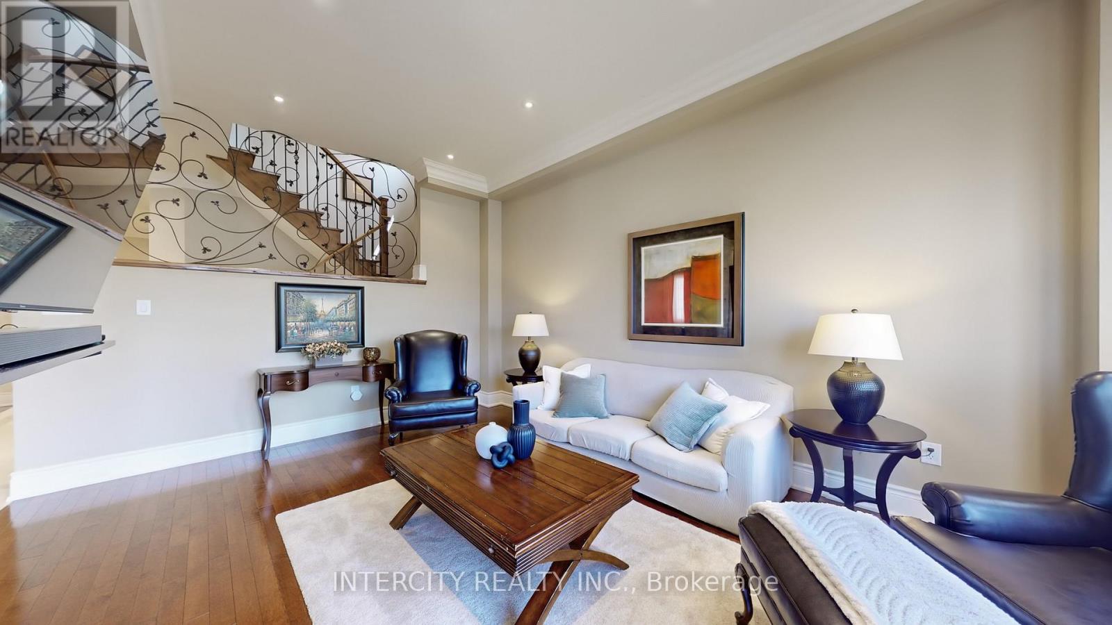 32 Allison Ann Way, Vaughan (Patterson), Ontario  L6A 0J4 - Photo 3 - N12212396