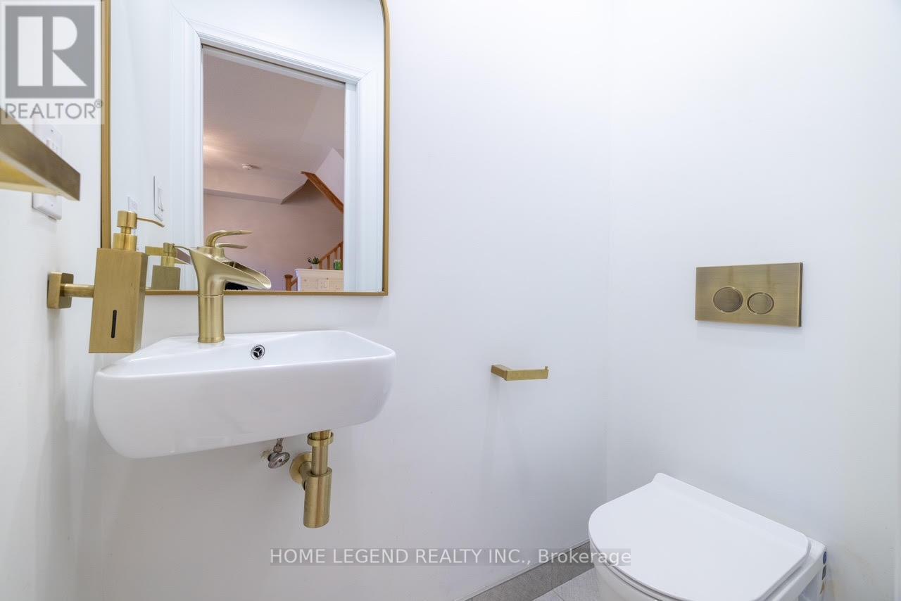 123 Bravo Lane, Newmarket (Woodland Hill), Ontario  L3X 0L2 - Photo 2 - N12212400