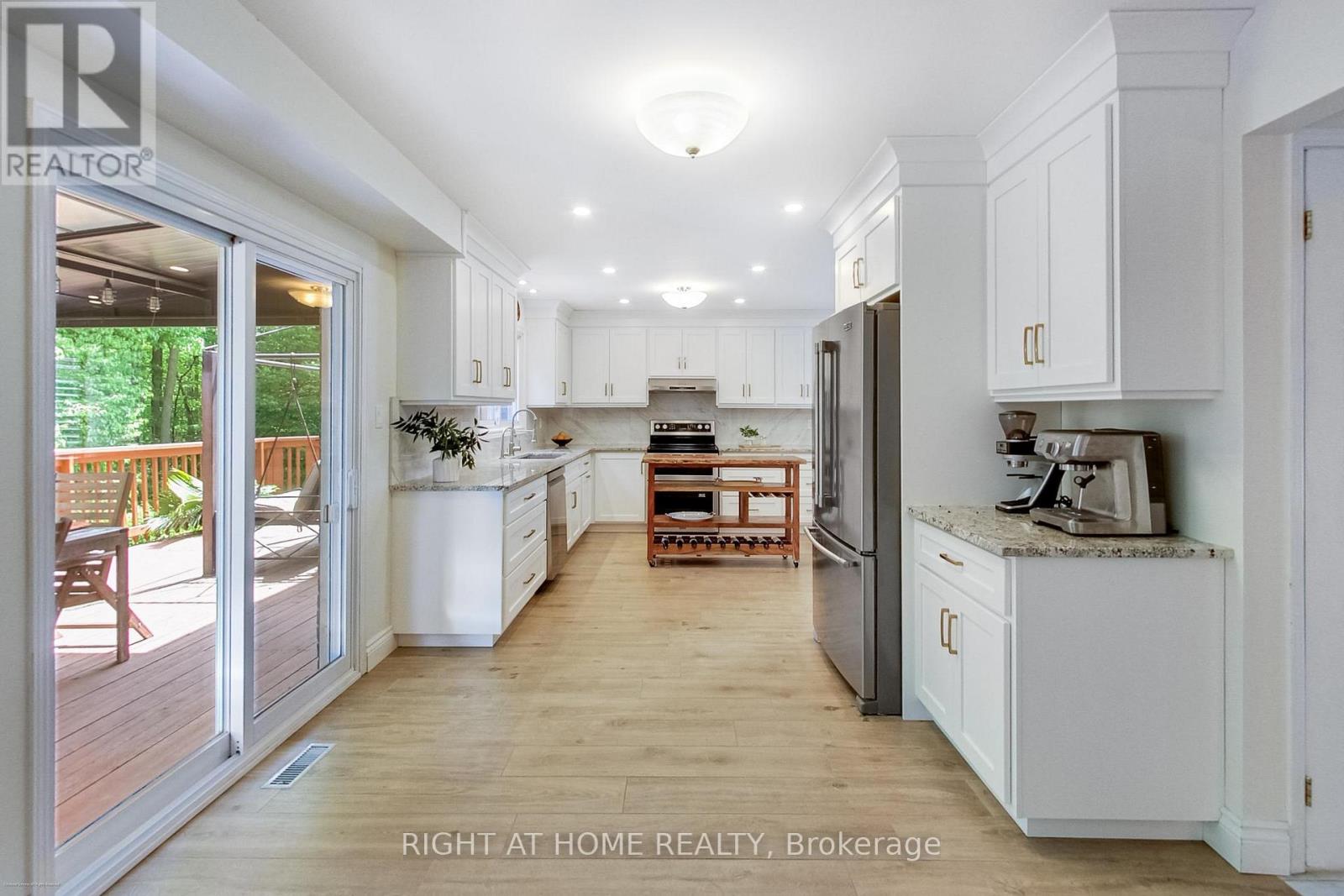 393 Vanden Bergh Boulevard, Newmarket (Bristol-London), Ontario  L3Y 7Z8 - Photo 11 - N12212460
