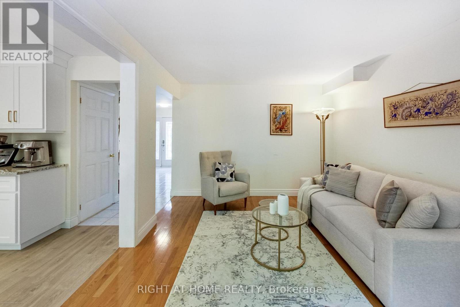 393 Vanden Bergh Boulevard, Newmarket (Bristol-London), Ontario  L3Y 7Z8 - Photo 14 - N12212460