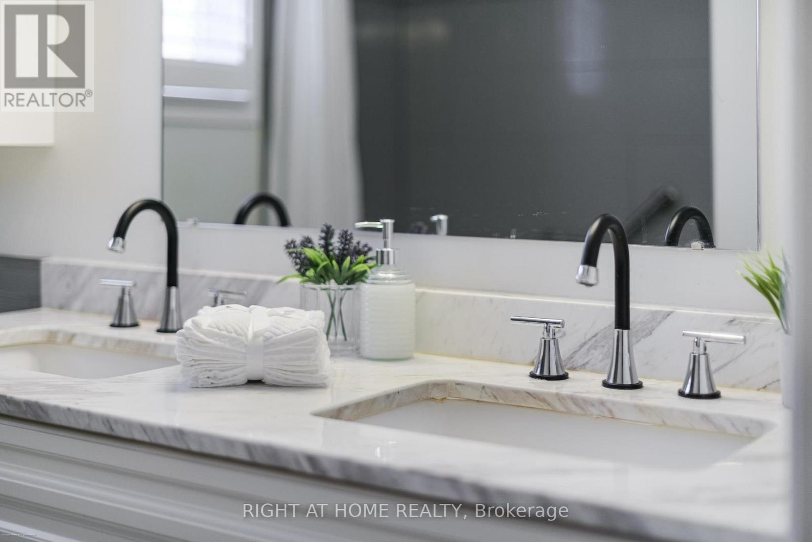 393 Vanden Bergh Boulevard, Newmarket (Bristol-London), Ontario  L3Y 7Z8 - Photo 23 - N12212460