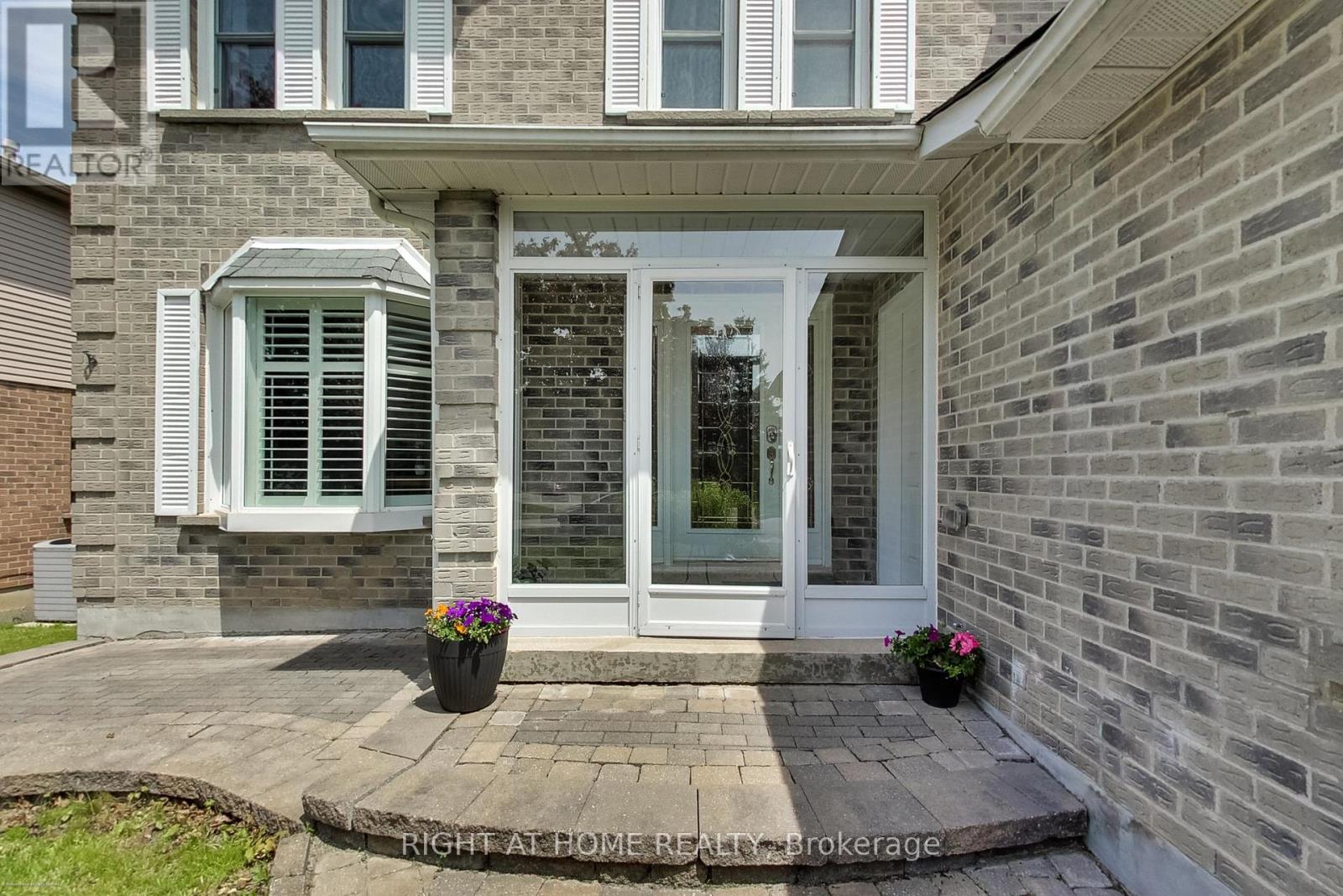 393 Vanden Bergh Boulevard, Newmarket (Bristol-London), Ontario  L3Y 7Z8 - Photo 3 - N12212460