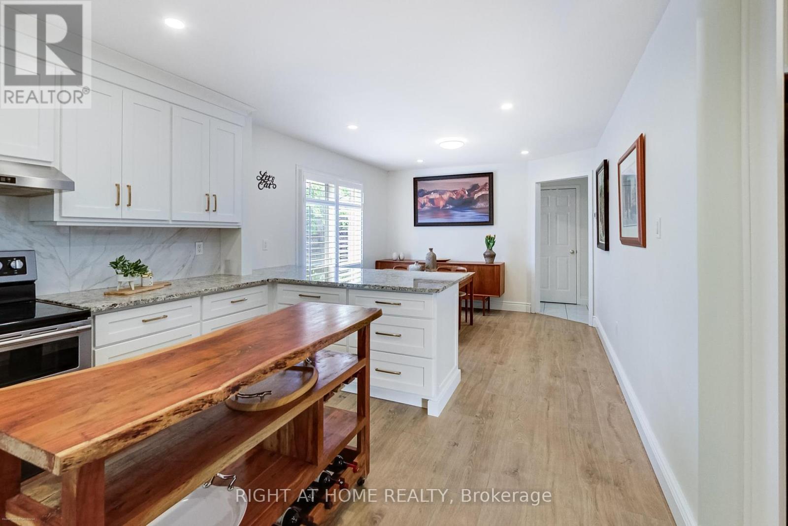 393 Vanden Bergh Boulevard, Newmarket (Bristol-London), Ontario  L3Y 7Z8 - Photo 6 - N12212460