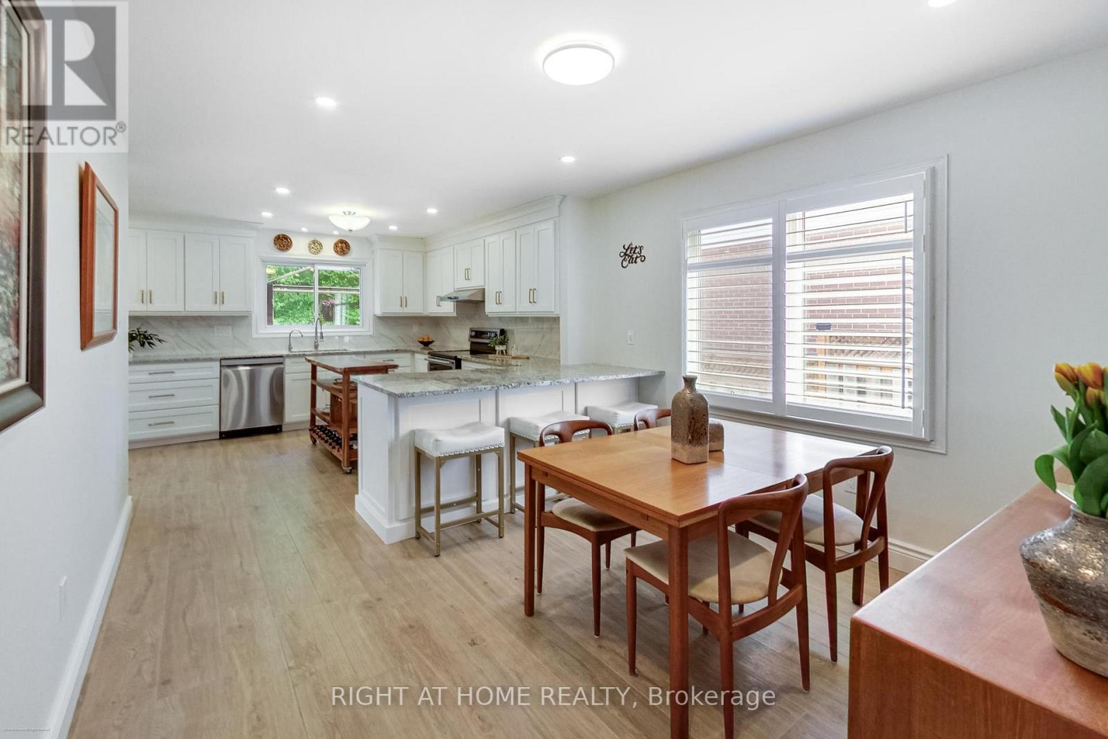393 Vanden Bergh Boulevard, Newmarket (Bristol-London), Ontario  L3Y 7Z8 - Photo 7 - N12212460