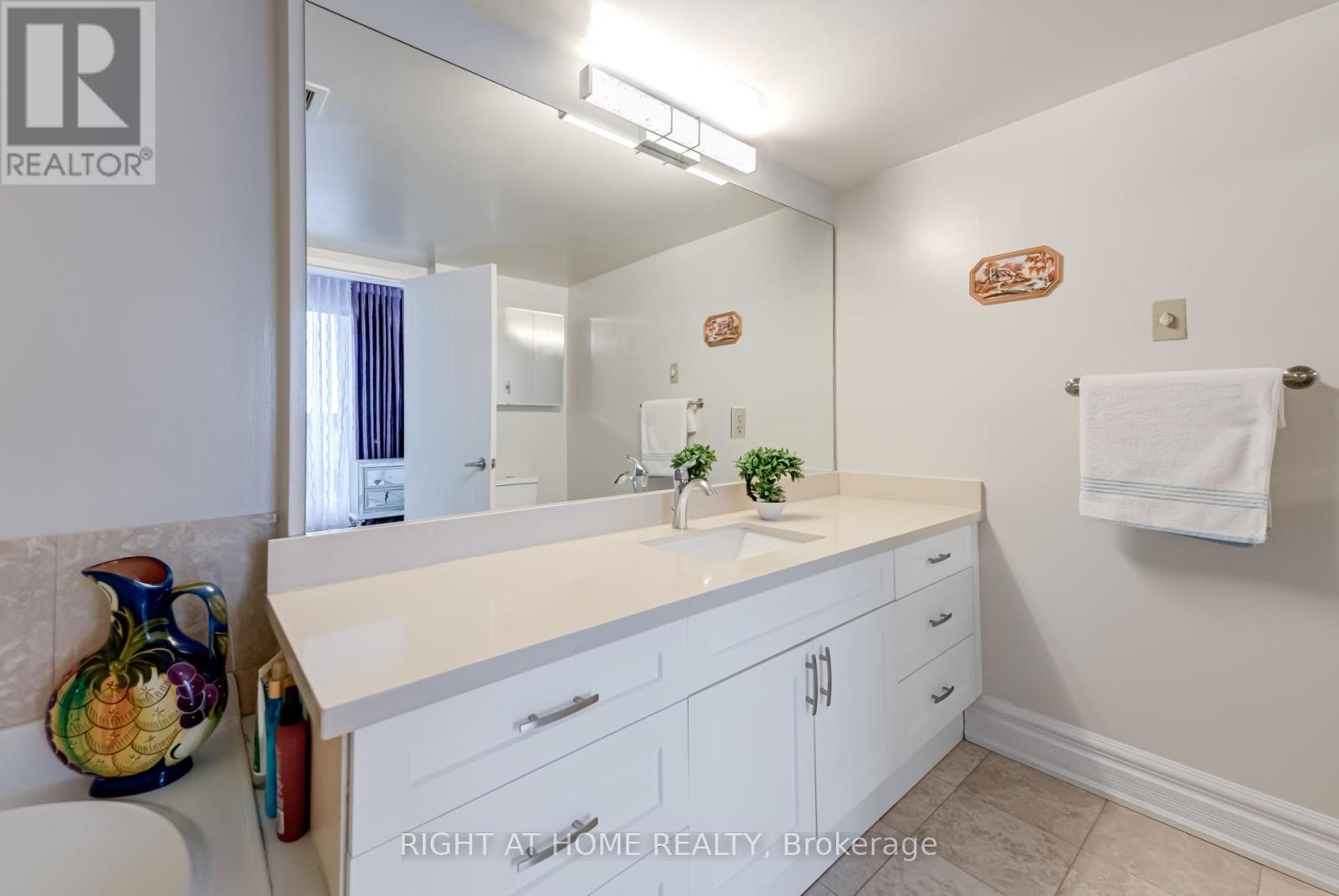 1701 - 75 Ellen Street, Barrie (Lakeshore), Ontario  L4N 7R6 - Photo 19 - S12212539