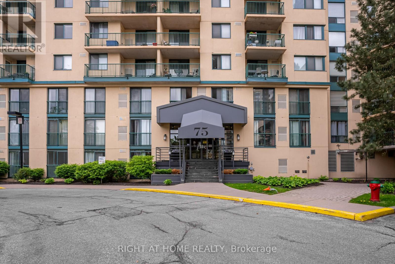 1701 - 75 Ellen Street, Barrie (Lakeshore), Ontario  L4N 7R6 - Photo 2 - S12212539