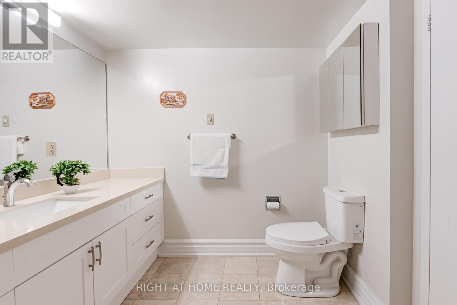 1701 - 75 Ellen Street, Barrie (Lakeshore), Ontario  L4N 7R6 - Photo 20 - S12212539