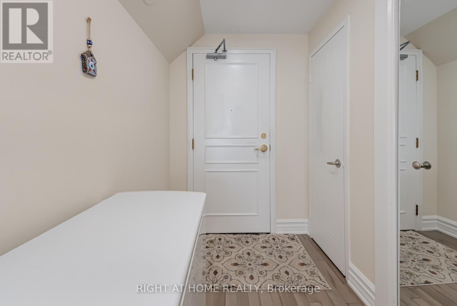 1701 - 75 Ellen Street, Barrie (Lakeshore), Ontario  L4N 7R6 - Photo 3 - S12212539