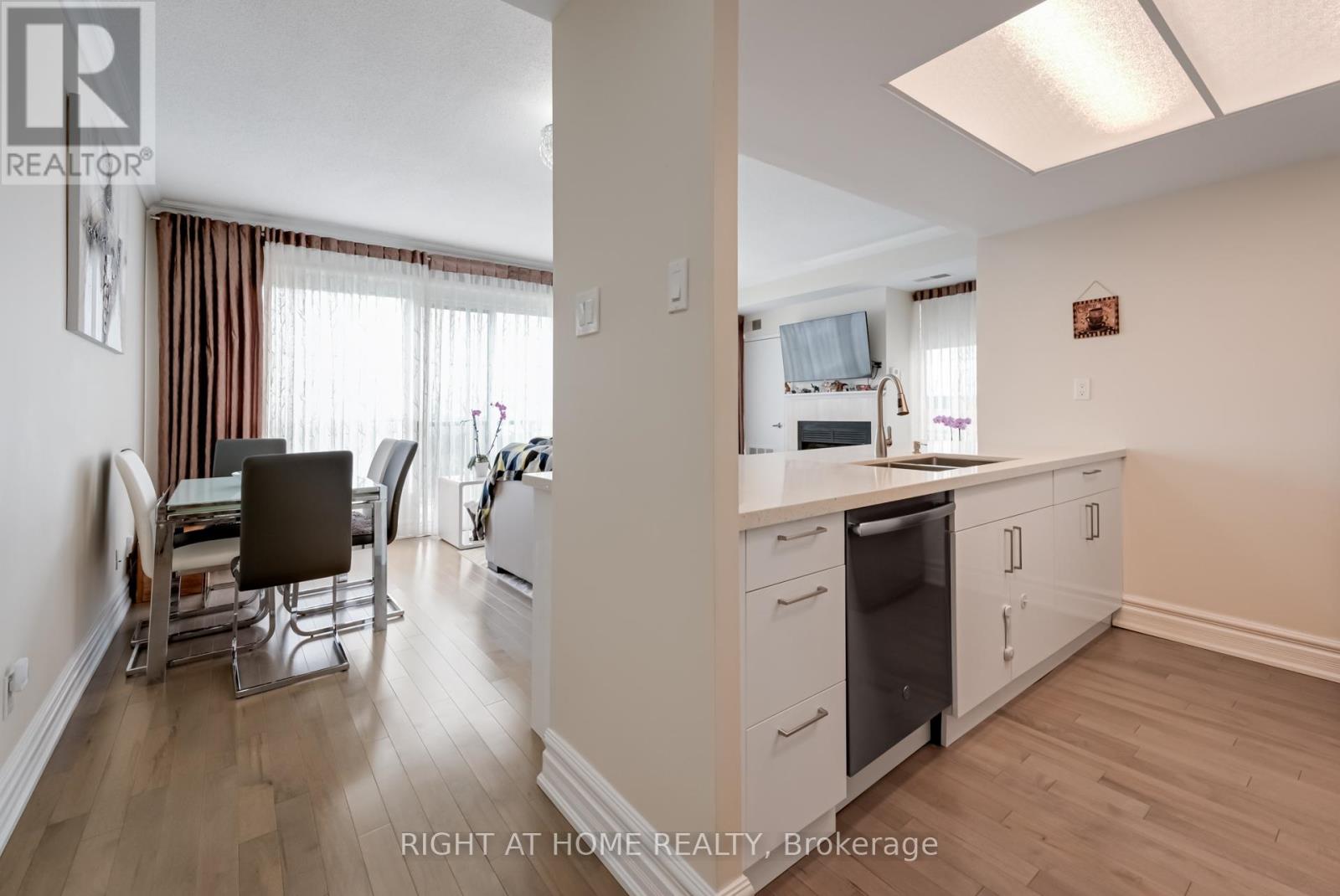 1701 - 75 Ellen Street, Barrie (Lakeshore), Ontario  L4N 7R6 - Photo 4 - S12212539