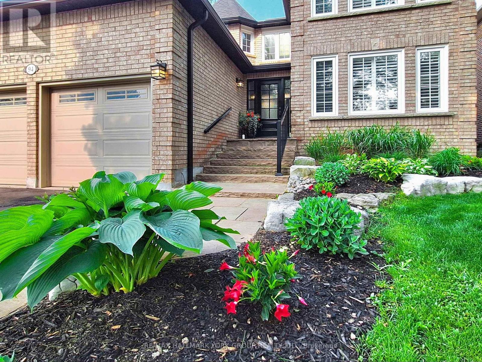 94 Mcgee Crescent, Aurora, Ontario  L4G 6L8 - Photo 2 - N12206042