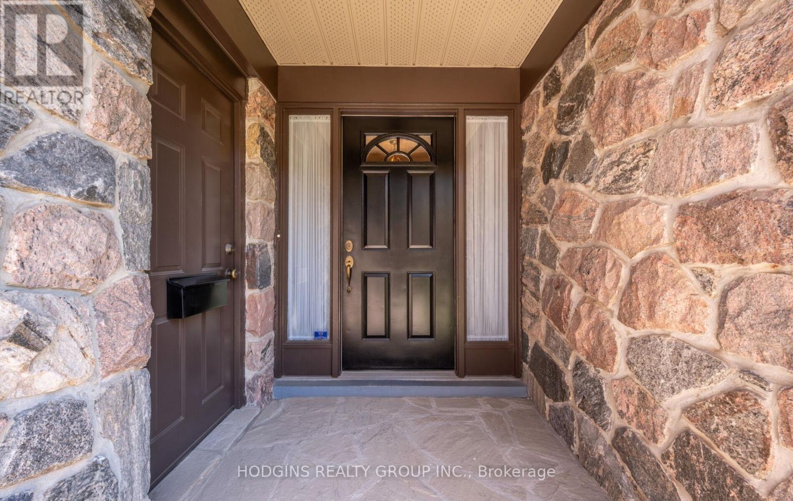 2547 King Richard's Place, Mississauga, Ontario  L5K 2H5 - Photo 4 - W12209785