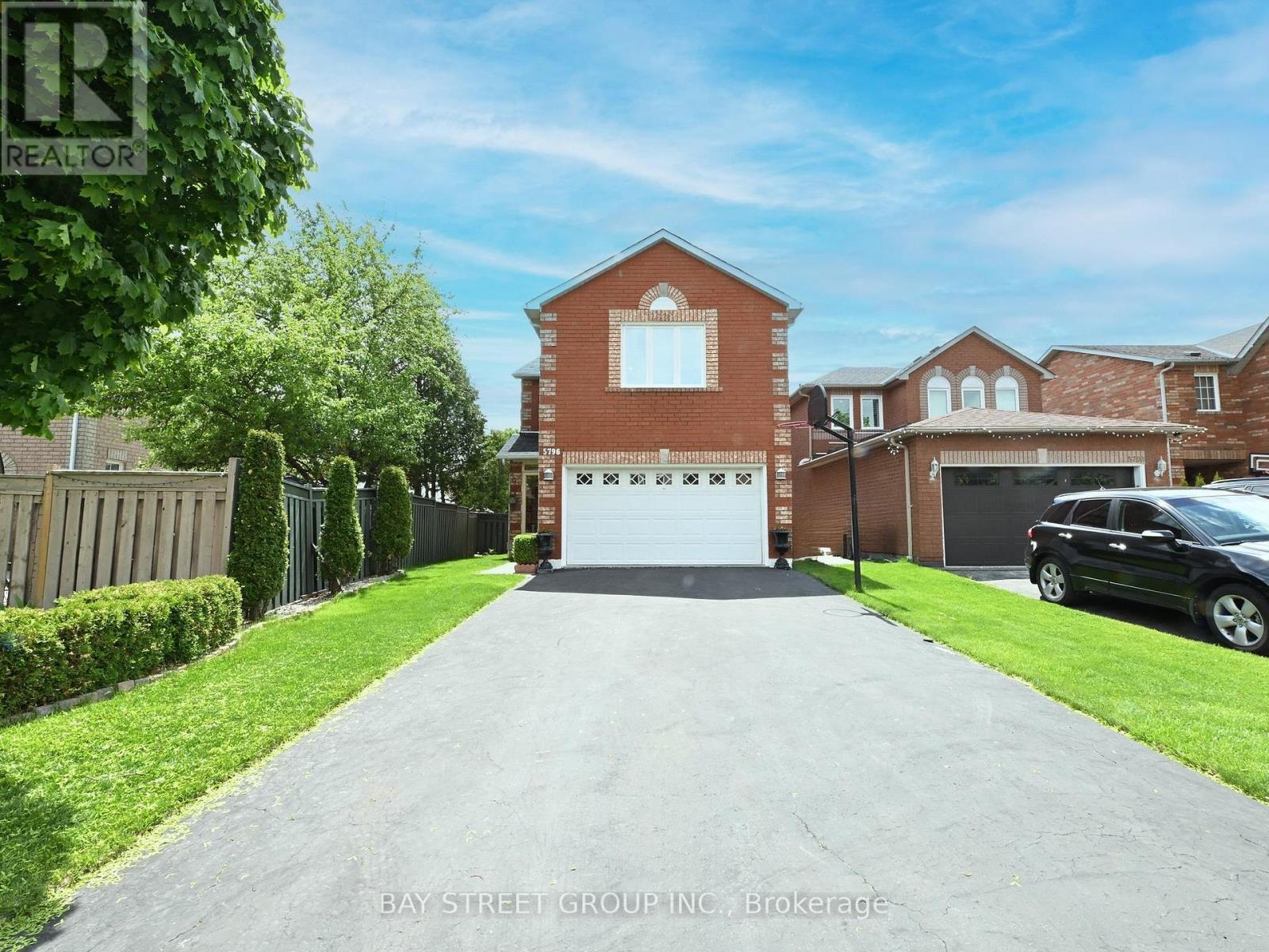 5796 Sidmouth Street, Mississauga (East Credit), Ontario  L5V 2K3 - Photo 1 - W12212360