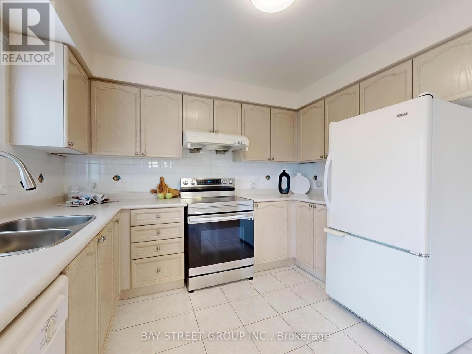 5796 Sidmouth Street, Mississauga (East Credit), Ontario  L5V 2K3 - Photo 10 - W12212360